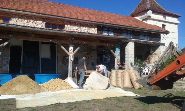 Participative “soil and straw” building site